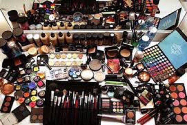ممنوعیت واردات لوازم آرایشی به کشور / عرضه محصولات زیرپله‌ای با نام برند اصلی