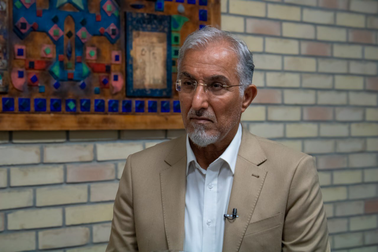 سئو | قیمت ارز راغفر:کاهش قیمت ارز در حین مذاکره ربطی به خود مذاکره ندارد؛آنهایی که گران کرده اند نرخ را پایین می آورند/مسئول گران شدن ارز، سران سه قوه اند نه دولت